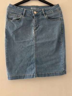 Otroligt snygg jeans kjol - Denna kjol är helt fantastisk, den har knappats använts och är otroligt bekväm att ha nu inför den kommande sommaren. 