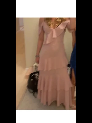 Rosa balklänning - Säljer min superfina rosa balklänning från boohoo. Den är u storlek 42 men passar mig som ofta har storlek xs/s🩷