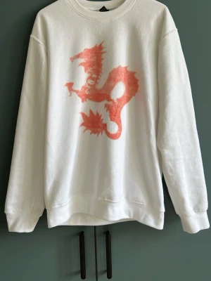 Dean blunt longsleeve  - Cool Dean Blunt långarmad kofta, den är inspirerad av Dean Blunts album Zushi. perfekt för att sticka ut i mängden, Materialet är mjukt och bekvämt, den är använd runt 3 gånger, den säljer för den är för stor för mig. Perfekt skick, skriv i dm för fler bilder/frågor. MVH John 