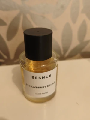 ESSNCE Strawberry Eclair parfym - En söt parfym från ESSNCE med doften Strawberry Eclair. 45 ml kvar av 50 ml . Har förvarats mörkt i en byrålåda rumstemperatur.