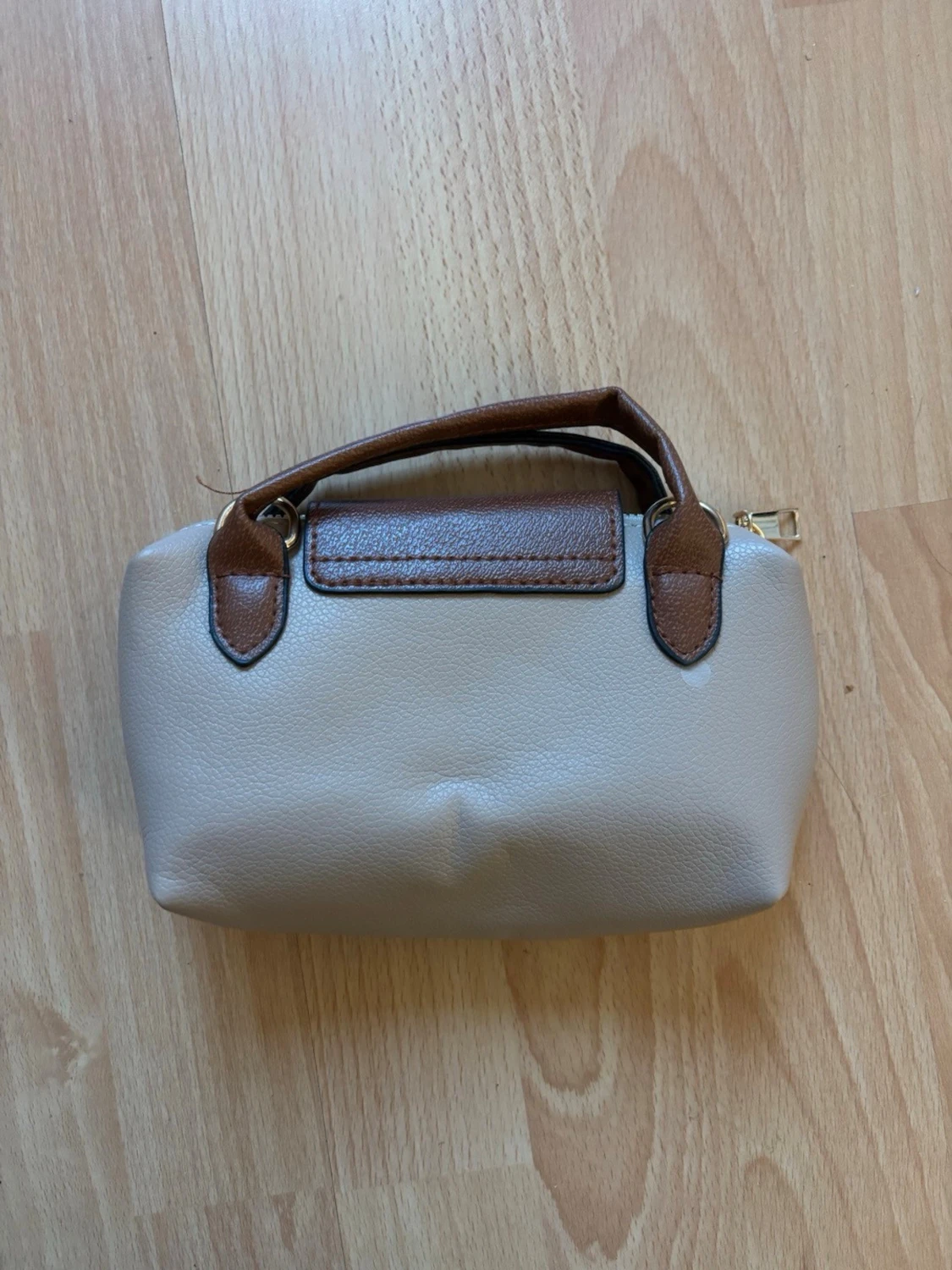 Beige och brun necessär med guldknapp - 2