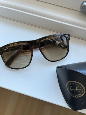 Ray-Ban Boyfriend solglasögon  - Säljer ett par sköna RB4147 brillor! | De är i fint skick finns någon mindre repa man inte märker av! | Storlek 60:15. | Kommer med fodral! | Ställ gärna frågor innan du köper!
