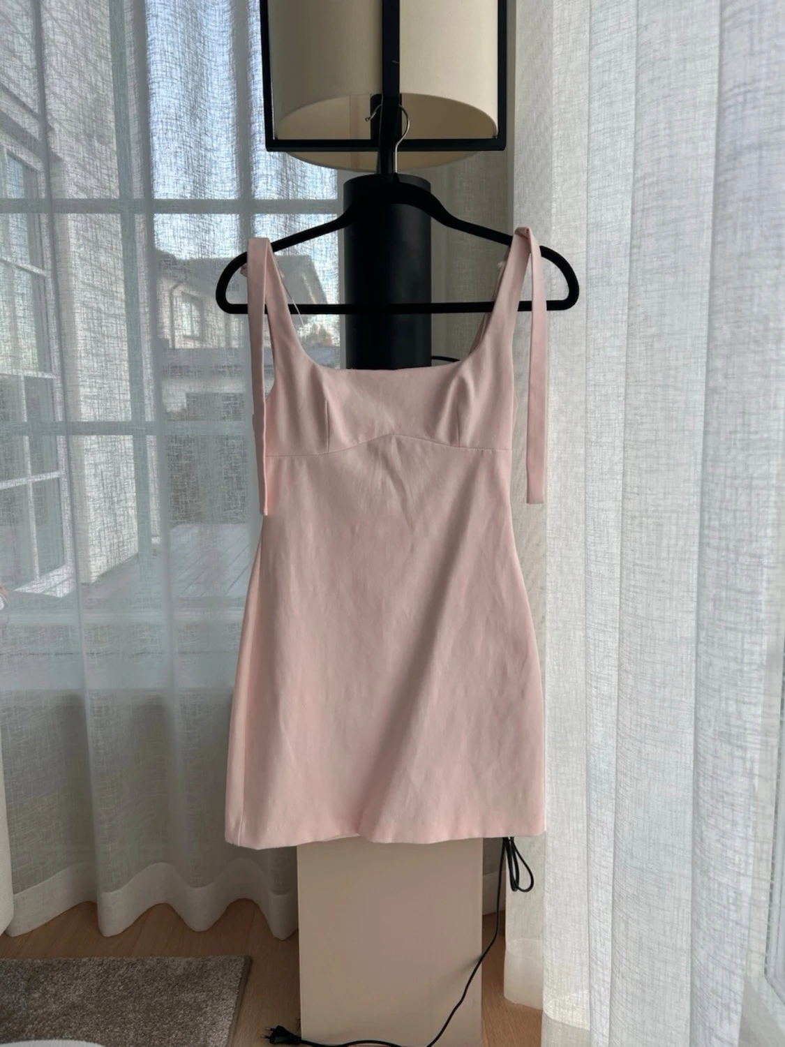 Ljusrosa kort klänning med knytband - 4