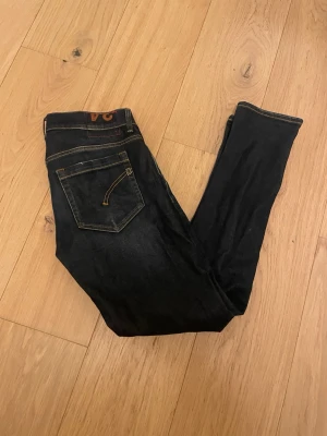 Dondup jeans George - Dondup slim jeans i mycket bra skick. Inga defekter på jeansen. Nypris 3000 kr. Hör av dig vid frågor eller funderingar