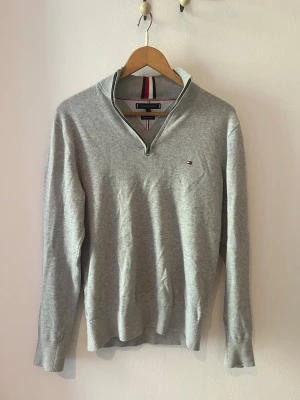 Half zip från tommy hilfiger  - Köpt i affär för ca 1200 vilket gör detta pris jätte bra. Inte använd mycket alls 