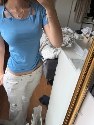 En blå t-shirt med extra detaljer på💙 - En blå t-shirt med lite extra detaljer på, det är skönt material och den är väldigt luftig, funkar till nästan vad som helt! Har aldrig använt 💗