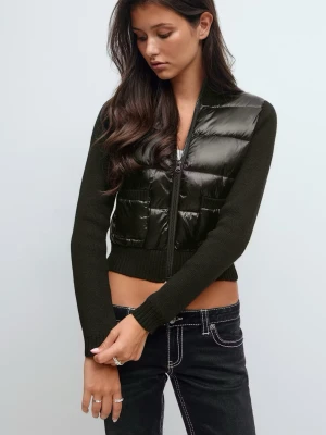 Svart kort dunväst med stickade ärmar - Snygg svart dunväst med glansig finish och stickade ärmar. Västen har två fickor framtill, dragkedja och ribbade detaljer vid ärmslut och nederkant. Perfekt för lager-på-lager och en cool look. Materialet är en mix av dun och stickat tyg. ❤️ Väldigt fin till sommaren om du inte vill ha någon större jacka. Passar till nästan allt eftersom den är svart. Köpte den för 499 men ni får den för 250 så det är ett väldigt bra pris för en sommar jacka. Aldrig använt så det är helt nytt skick😌😌