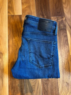 Jack & Jones Slim(Glenn) Jeans - Säljer ett par mörkblå Jack & Jones jeans  Märke: Jack & Jones  Storlek: W29 L30  Färg: Mörkblå  Passform: Slim(Glenn)  Jack & Jones är ett populärt varumärke känt för sina stilrena och bekväma jeans.  De mörkblå jeansen har en klassisk look som passar både till vardag och finare tillfällen. Lätta att matcha med t-shirt, hoodie eller skjorta.  Skick: Bra använt skick - inga hål eller större skador, endast normalt slitage.  Hör av dig vid intresse!