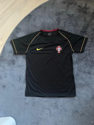 Väldigt snygg Portugal fotbollströja - Aldrig använd och är som ny. Väldigt snygg och skön.