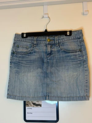 Jeanskjol - Trendig jeanskjol i perfekt tvätt!    Säljer en superfin ljusblå jeanskjol med snygga detaljer och perfekt passform 💙   Klassisk modell som aldrig går ur stil – passar till allt från basic toppar till festligare outfits!    👖 Skick: Mycket bra,  📏 Storlek: S/M 💫 Detaljer: Fina sömmar, fickor fram & bak, snygg slitning för en vintage look    Perfekt nu till våren/sommaren 🌸☀️ eller med tights på hösten!    💌 Snabb leverans & öppen för rimliga bud! 