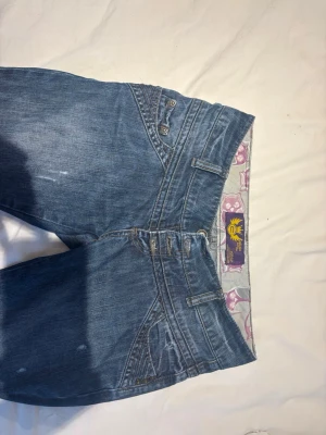 Mörkblå skinny jeans med LÅG midja och knappar - Säljer för jag inte andvänt dem en ända gång och tröttnat på dem. Tänkte klippa dem till shorts men tyckte fickorna var på en dålig placering🥲. Jätte fina men saknar en knapp som man får med när man köper såklart🤗. Är inte så bra på att sy så det blir nog bättre så. Köpte för 400 då jag trodde det var Bootcut🫣. Postar så snabbt som jag kan och kan sänka priset om det inte passar. Vill bara sälja dessa nu🤗 