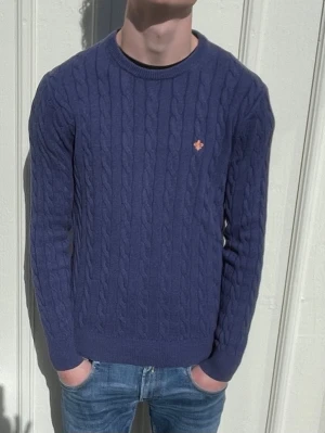 Morris kabelstickad tröja - Marinblå, fint skick, liten M, modellen är 180cm lång, fråga mig om du har funderingar