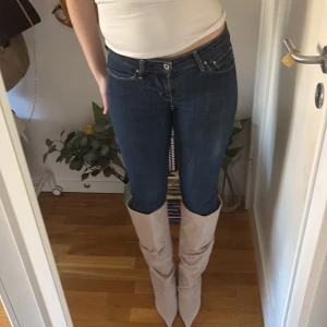 Mörkblå skinny jeans från Levi's - Säljer ett par vintage 2000tals mörkblå skinny jeans från Levi's.  Perfekt passform och stretchiga.