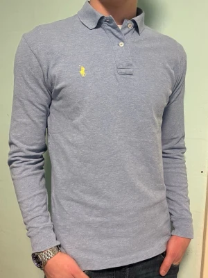 LjusBlå Ralph Lauren långärmad piké – S - Säljer denna stilrena och snygga ljusblåa Ralph Lauren långärmade pikén. Den är i mycket bra skick och storlek S. Har du några frågor? Tveka inte att höra av dig. Allt gott från Deluxe garderoben ⭐️ 