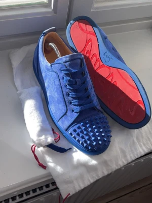 Christian Louboutin  - Louboutin 🩵Size 43, skick 8/10, dustbag och snören medföljer, fraktar inom 24h, äkta🔥🤩