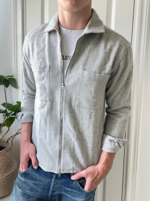 These glory days overshirt  - These glory days overshirt, Inga defekter förutom kanske lite nopprig ! Modellen i bilderna är 180 cm 75 kg och bär Storlek S , Kom med frågor! 🌟 (Kan gå ned i pris vid köp av paket 😉) 