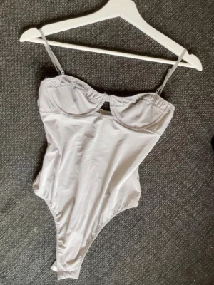 Ljusgrå body - Söt ljusgrå body, storlek 75a. Hade sagt att den passar xs/s.💗