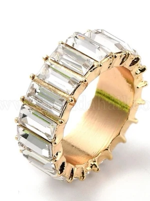 Guldfärgad ring med stora stenar - Snygg guldfärgad ring med rektangulära, klara stenar runt hela bandet. Ringen har en chunky design och stenarna är infattade i guldfärgad metall.  Storlek 7