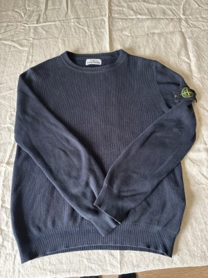 Stickad stone Island tröja - Inga fläckar eller skador på tröjan. Tröjan är stickad som man ser på bilderna och är väldigt schysst att ha nu inför de varmare vädret. Frågor eller funderingar är det bara att höra av sig!
