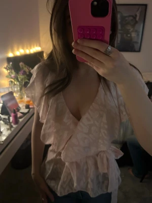 Ljusrosa omlottopp med volang - Söt ljusrosa omlottopp med volangdetaljer och knyt i midjan🥰