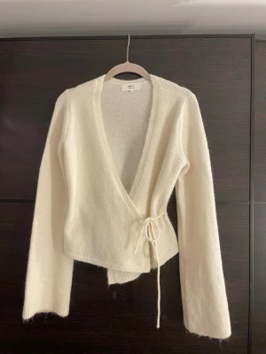 Krämvit omlottkofta med knytband - Jättefin omlott topp från Gina har använt en gång är inprincip ny🌷💕 pris kan diskuteras☀️