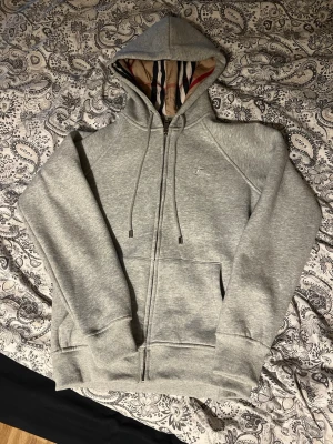 Burberry hoodie - Fin Burberry hoodie som är i bra skick och  storlek XS.                                                            Skriv privat för andra funderingar!!
