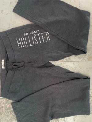 Hollister byxor - Mörkgrå mjukisbyxor från Hollister. Som nytt skick skulle jag säga.