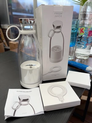Bärbar mini blender Fresh Juice - Säljer en bärbar mini blender från Fresh Juice i genomskinlig plast med vit bas och lock. Blendern har ett smidigt handtag och laddas via USB. Perfekt för smoothies och juicer på språng. Kommer med originalkartong och manual.