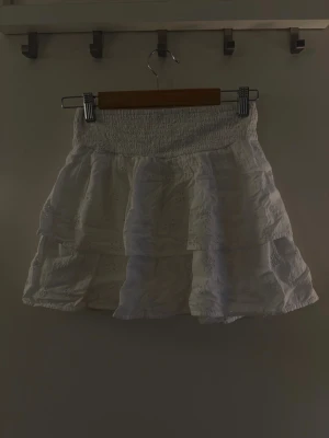 Kjol  - Volang kjol från Gina. Super söt till sommaren. Hör av dig om du har några frågor! 💗🫶🏼