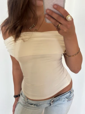 Vit offshoulder topp - Såå fin vitt offshoulder topp! Jag är 168 och det är mina bilder, köp via köp nu direkt eller Swish, kvar tills markerad som såld 💖 