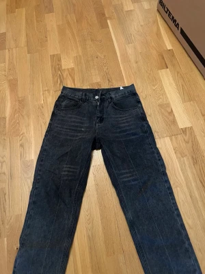 Svarta  jeans  - Säljer ett par svarta jeans, sköna knappt använda