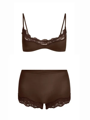 Skims - Skims Scoop Bralette (storlek S) och Boy Shorts (storlek M) i den utsålda färgen Espresso! Säljes tillsammans. Använda endast några få gånger, nypris för båda är 849 kr! Jättesköna och stretchiga 🤎