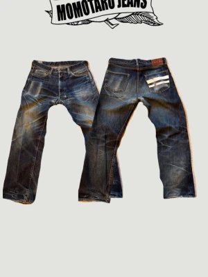 Momotaro jeans GTB selvedge  - Momotaro jeans med de klassiska GTB strecken på baksidan. Dessa jeans har en sjuk fade som har kommit efter flera års användning.    Mått: +/- 1cm Midja 41cm Innerben: 70cm Ytterben: 96cm Lår: 26,5cm  Benöppning: 20,5cm