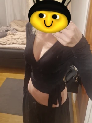 Snygg knyttröja från bikbok - Den är från Balance Bik bok i storlek xs. Det är en öppning i tröjan som manndrar igen en utav den långa snörerna och drar den runt kroppen och sedan knyter. Väldigt skön och snygg.