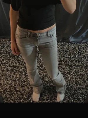 Gråa jeans  - gråa jeans frön gina tricot. storlek xs/34. är 165cm