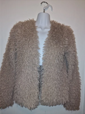 Beige fluffig teddykofta  - Supersnygg teddykofta i beige/brun med lång, fluffig pälsimitation. Den ger en trendig och mysig look 🤎