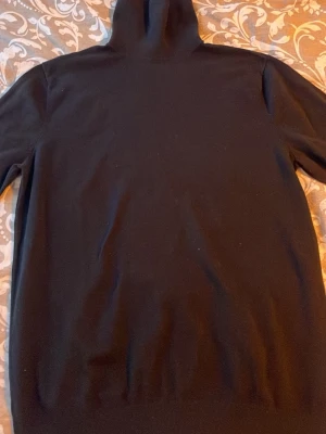 Svart turtle neck från hm  - Svart turtle neck tröja från hm med storlek m. Bra material som är sön och sitter bra 
