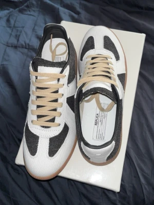 Maison Margiela Oreo gats - Säljer dessa sjukt eftertraktade maison margiela oreo gats. Storlek 44, helt nya. Obs billigare pris för en anledning..