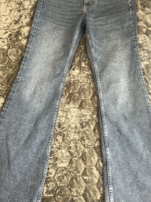 Blå flared low jeans - Hej jag säljer dessa lågmidjade jeans från H&M som jag aldrig har använt. Säljer dessa för att dom var för stora. Orginal priset är 249kr och säljer dom för 129kr. Materialet är jeans men dom är mer mjukare och mer stretchiga än vanliga jeans. (Sänkt pris nu)