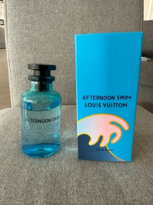 Afternoon Swim Louis Vuitton parfym - Fräsch parfym från Louis Vuitton, Afternoon Swim. Flaskan är i blått glas med svart spraykork och har en modern, stilren design. Förpackningen är blå med vågmotiv och tydlig logga. Eau de Parfum som ger en exklusiv känsla.