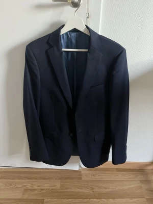 Kavaj  - Mycket fin kavaj från dressman, knappt använd och bra skick. Kom med prisförslag 