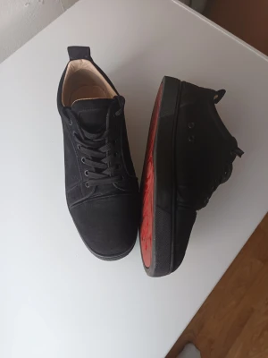 Louboutines  - Ett par loubs som jag använt några gånger, är i bra kondition och ser rena och bra ut. Säljer då jag behöver pengar för annat.