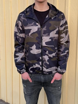 Camo windbreaker/vårjacka - Utförsäljning! Säljer sprillans nya camo windbreakers för endast 249 kr. Jackan fungerar perfekt nu inför de kommande vädret och man kan även justera passformen på insidan. Har 4 olika storlekar, XS,S,M och L Hör av er vid minsta fundering.