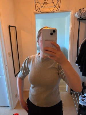 Grön topp - Grön topp med trekvartsärm ifrån Vila. Använd 1 gång så nyskick, köpt för 300kr.