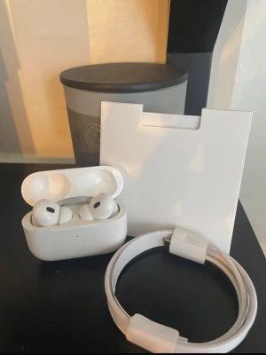 Säljer ett par Nya AirPods Pro - Säljer ett par AirPods Pro i fint skick. Fungerar perfekt med bra ljud och brusreducering. ✔️ Laddningsetui ✔️ Originalkabel ✔️ Extra örontoppar ✔️ Förpackning medföljer Perfekta för vardag, träning eller resor ✨ Redo att skickas direkt! Pris kan diskuteras vid snabb affär