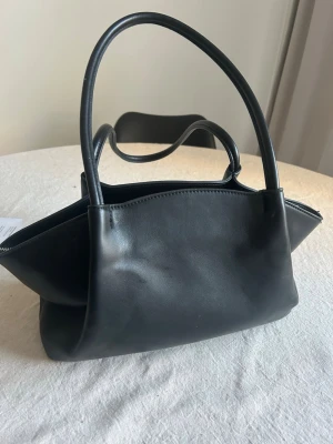 Svart handväska i skinn - Jättesnygg medium väska som jag säljer då jag har köpt en ny. Passar jättebra till allt☺️