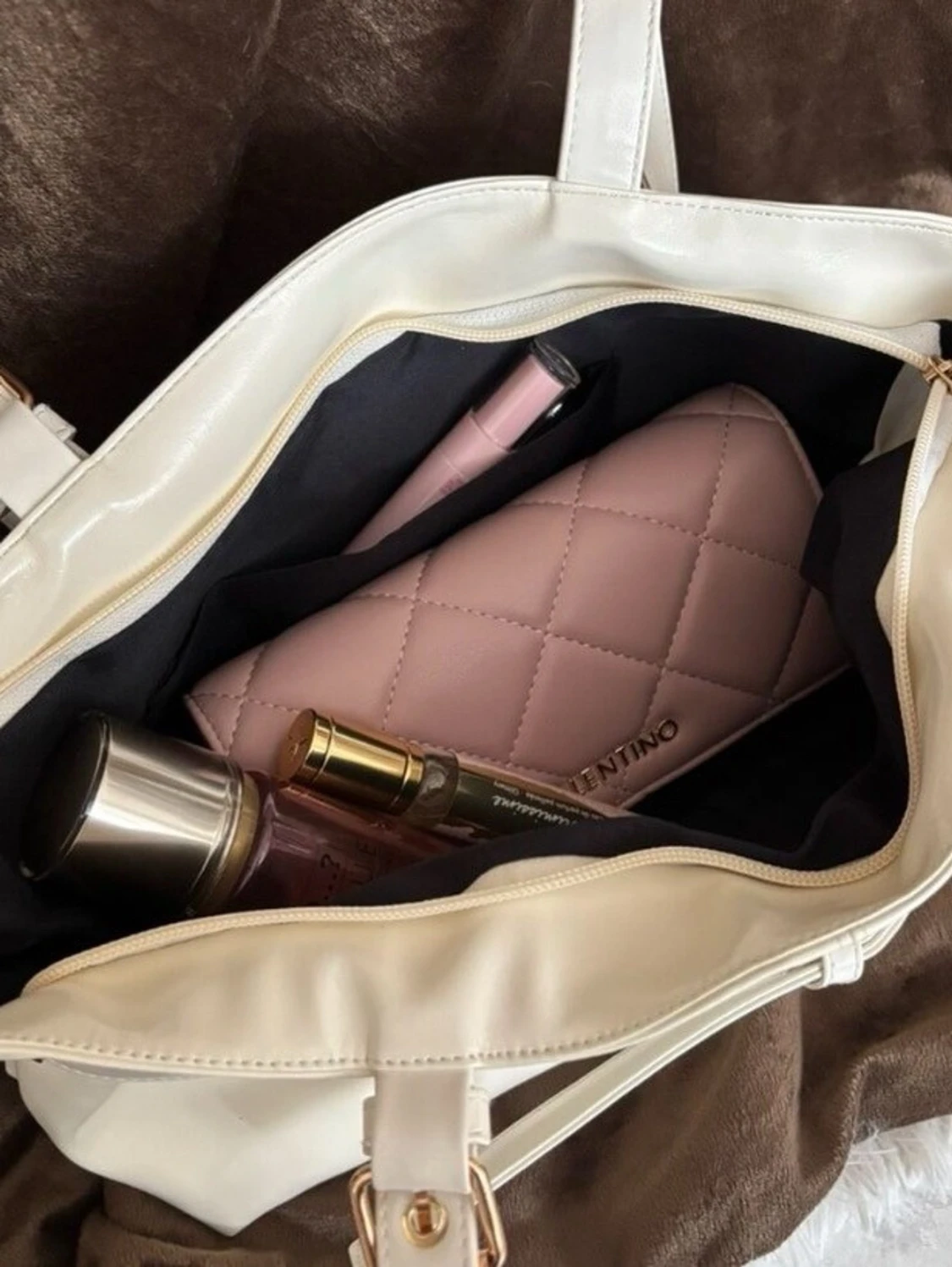 Vit handväska med bältesdetalj - 2