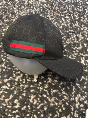 Svart keps från H&M med GG mönster - Säljer en svart keps från H&M med GG mönster.