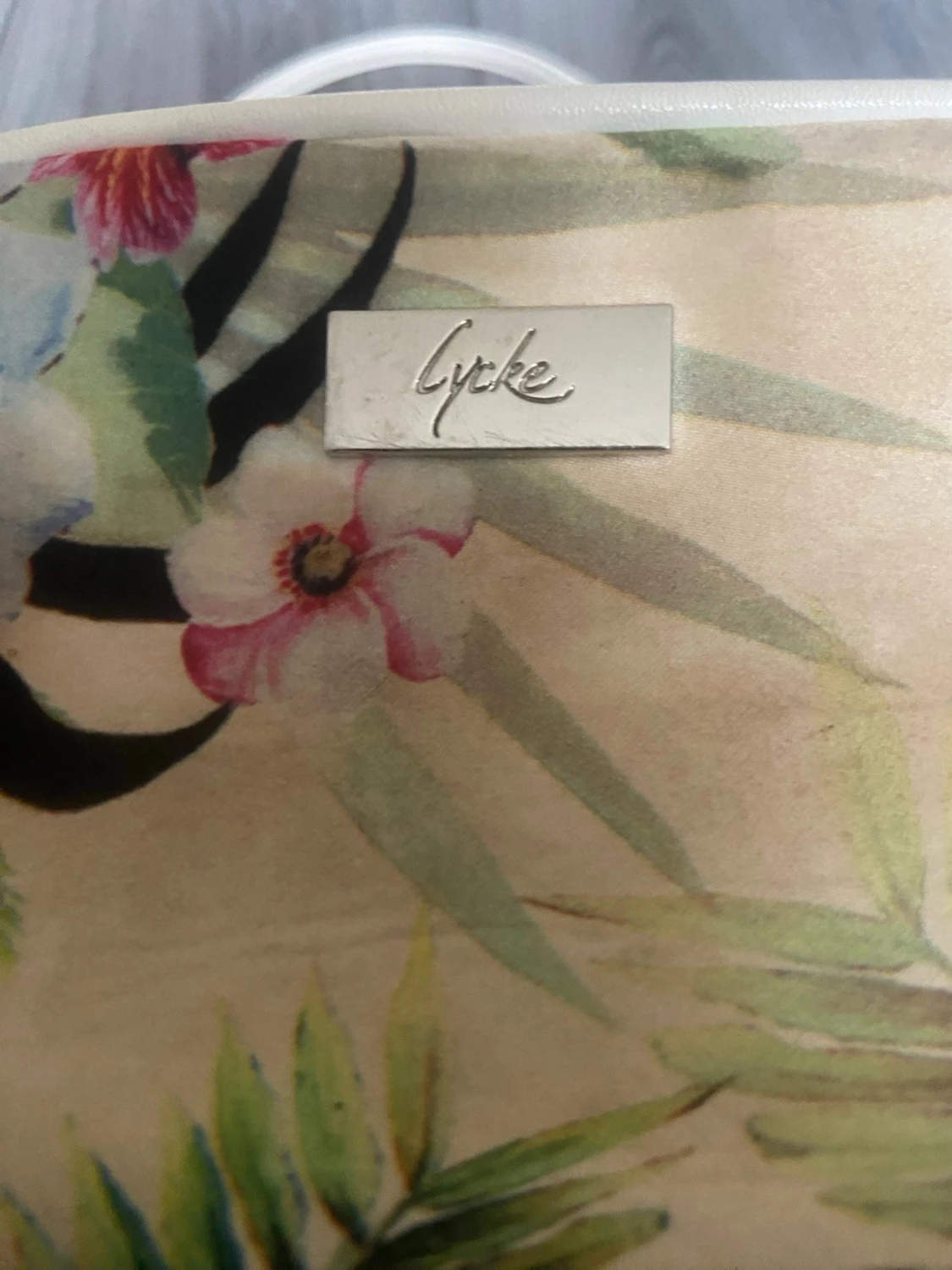 Blommig axelväska från Lycke - 4