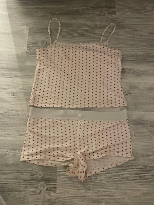 Pyjamas  - En pyjamas från Gina Young i storlek 170